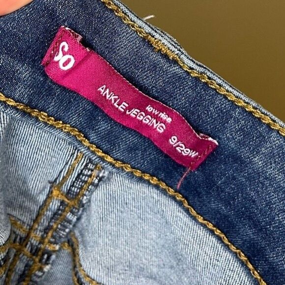SO Low-Rise Ripped Ankle Jeggings Size 9/29W - Picture 4 of 7